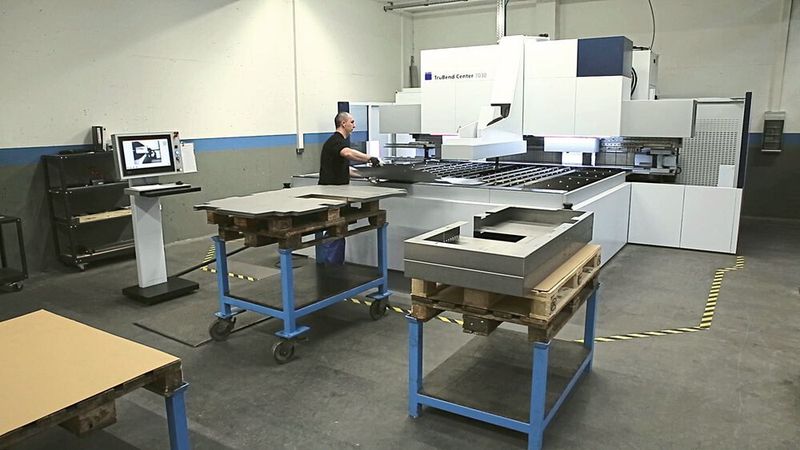 Die Automation entlastet den Bediener beim Schwenkbiegen deutlich. (Schaller Technik)
