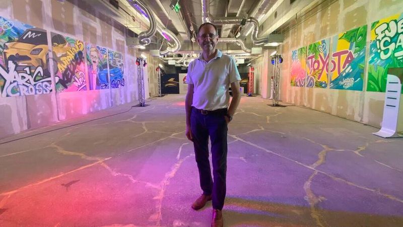 Wolfgang Keller, Geschäftsführer des Autohauses Keller und Kunstliebhaber, hat die Gestaltung des Pop-up-Stores einem Graffitikünstler überlassen.  (Bild: Autohaus Keller)