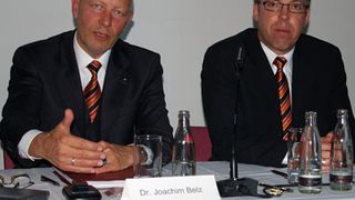 Die bisherigen Maßnahmen wie Kurzarbeit und Sondervereinbarungen mit den Arbeitnehmern reichen laut Dr. Joachim Belz (links) nicht aus, um den zu erwartenden Umsatzrückgang in diesem Jahr auszugleichen: „Wir gehen davon aus, dass nach einem Rekordumsatz von über 530 Mio. Euro im Geschäftsjahr 2008 wir im laufenden Jahr einen Umsatzeinbuße von 20 bis 25% haben.“ Bild: Schäfer (Archiv: Vogel Business Media)