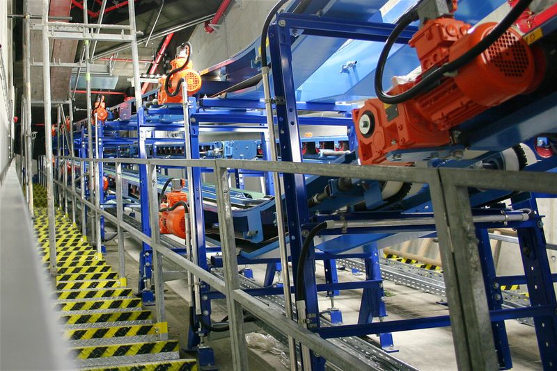 Auch Höhenunterschiede werden problemlos überwunden, sodass die Anlage tatsächlich alle Bereiche des viergeschossigen Flugsteigs integrieren kann (Bild: Nord Drivesystems)