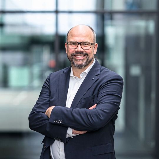 Dr. Thomas Schneider ist CTO bei Trumpf Werkzeugmaschinen und verantwortet den Bereich Forschung & Entwicklung. Er studierte Maschinenbau am Karlsruher Institut für Technologie und ist seit mehr als zehn Jahren für das Unternehmen tätig. (Bild:  Trumpf)