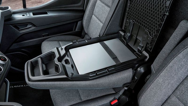 Der Mittelsitz kann als Ablage und Arbeitstisch genutzt werden. (Bild: Nissan)