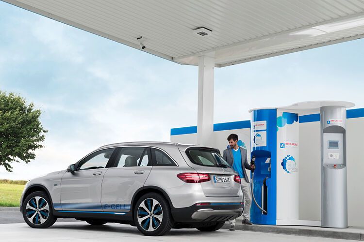 Der Mercedes GLC F-Cell tankt Wasserstoff. (Daimler)