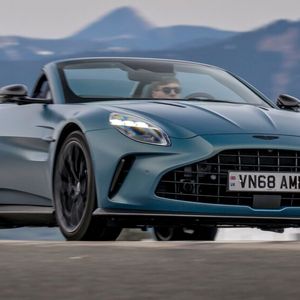 Das Cabrio lässt sich äußerst sportlich um die Kurven lenken.(Bild:  Aston Martin)