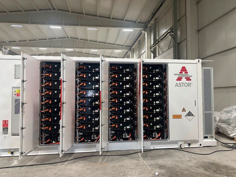 Blick auf einen stationären Energiespeicher. Diese Systeme werden in Zukunft verstärkt gebraucht, um Stromnetze zu stabilisieren, wenn kein Wind weht, die Sonne nicht scheint oder beides gleichzeitig passiert. (Bild: Th. Isenburg)