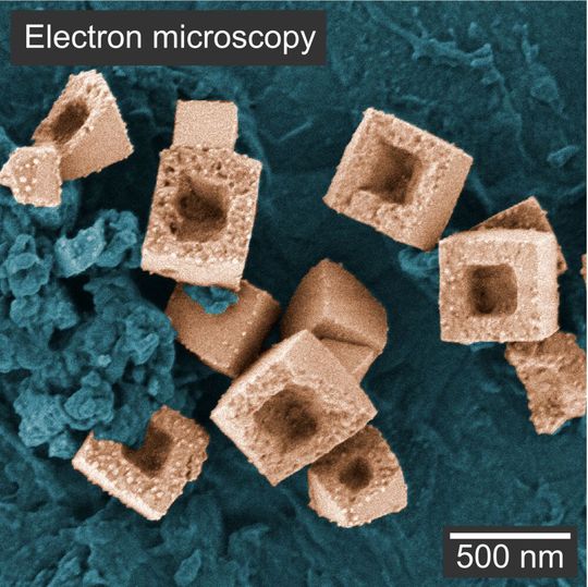 Rasterelektronenmikroskopische Aufnahme der fertigen hohlen Kupfer-Nanowürfel außerhalb des chemischen Reaktors. Die Röntgenaufnahme ist in dem anderen Bild unten im Text gezeigt. Rasterelektronenmikroskopische Aufnahme der fertigen hohlen Kupfer-Nanowürfel außerhalb des chemischen Reaktors. Die Röntgenaufnahme ist in dem anderen Bild unten im Text gezeigt.