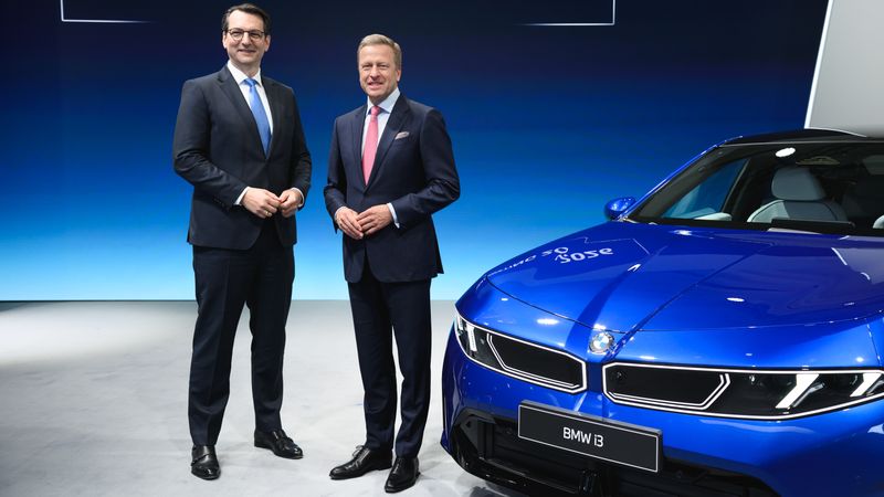 Milan Nedeljkovic (l.) ist seit Mitte Mai neuer BMW-Chef.(Bild:  BMW)