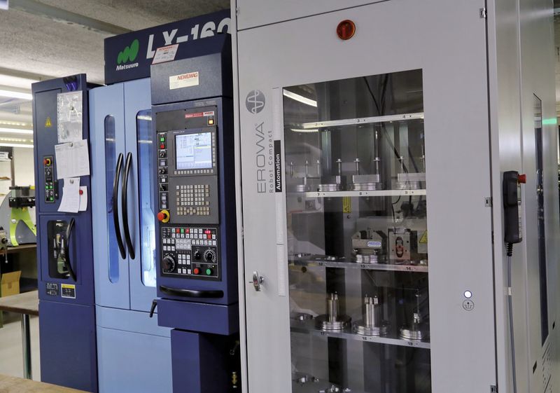 Perfekte Kombination: das Handlingsystem Robot Compact von Erowa und das 5-Achs-Bearbeitungscenter LX-160 von Matsuura. (Bild: Anne Richter, SMM)