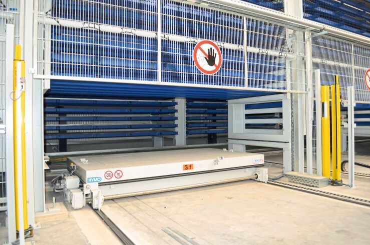 An der Frontseite des Lagers im Inneren der Halle befinden sich sieben weitere Stationen mit Querwagen zur Aus- und Rücklagerung des Materials. (Kasto Maschinenbau)