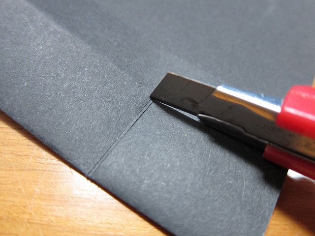 This is one of the most important steps; the slit should be very consistently straight, and quite narrow. Light will pass through here to enter the spectrometer. Generally, the narrower the slit the higher resolution the device, but then less light can enter, so you won't get as strong of a reading. (Bild: PLOTS/CC BY 2.0)