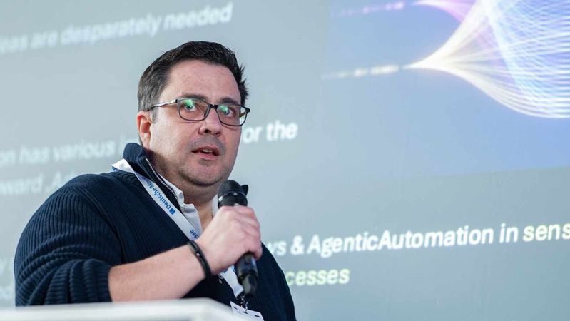 Für embraceableAI-Gründer Christian Gilcher entscheidet nicht mehr die Modellgröße über den KI-Nutzen, sondern die Architektur, mit der sich Entscheidungen formalisieren und prüfen lassen.(Bild:  embraceableAI)