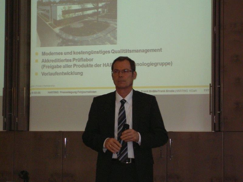 Dr. Frank Brode, Vorstand Neue Technologien, erklärt die Bedeutung der Integrated Industry für Harting: „Die Digitalisierung unserer Produkte, ihre Vernetzung und die darauf basierende Generierung neuer Serviceangebote sind unser Verständnis vom Internet der Dinge und Dienstleistungen.“ (Bild: S. Häuslein/konstruktionspraxis)