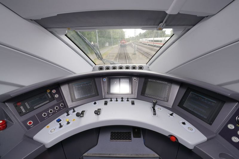 Modernste Technik ist auch im Führerstand des ICE 4 verbaut. (Deutsche Bahn AG/Volker Emersleben)