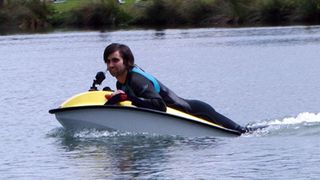 Ein Rettungsboot der anderen Art: das solarbetriebene Jet-Ski-Paddelbord des Designers Ross Kemp (Bild: asapwatercraft)