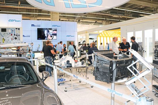 „Instandsetzen statt tauschen“ liegt bei Stahl und Aluminium voll im Trend und bescherte der Carbon GmbH auf der Automechanika viel Zulauf.(Bild:  Carbon)