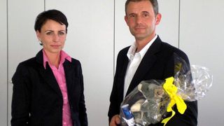 Frau Agnes Bergk, Channel Manager bei Ebertlang, übergibt Thomas Lauer, Geschäftsführer von Glöckler & Lauer Systemhaus, seinen Gewinn. (Archiv: Vogel Business Media)
