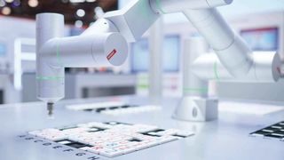 Physical AI in der Praxis: TwinCAT CoAgent übersetzt natürliche Sprache in Maschinenbefehle und ermöglicht die intuitive Steuerung komplexer mechatronischer Systeme. (Bild: Beckhoff Automation)