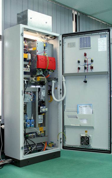 Das intelligente Servoverstärkersystem besteht aus einem Achsmodul mit frei verschaltbarer Funktionalität sowie einem Versorgungsmodul. Es versorgt die angeschlossene Achse mit Energie. (SEW)
