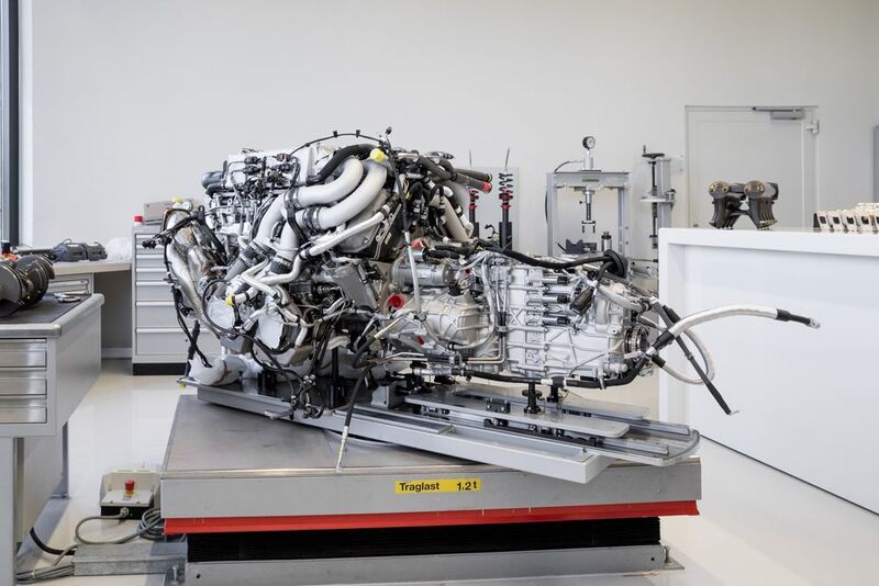 W16-Motor mit acht Litern Hubraum und vier Turboladern, 436 Kilo schwer – hier mit Getriebe. (Bugatti)