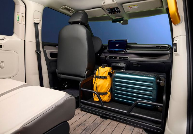 Das Handgepäck wird sicher und sichtbar verstaut – zusätzlich bietet der Kofferraum Platz für zwei Koffer. (Bild: Moia)