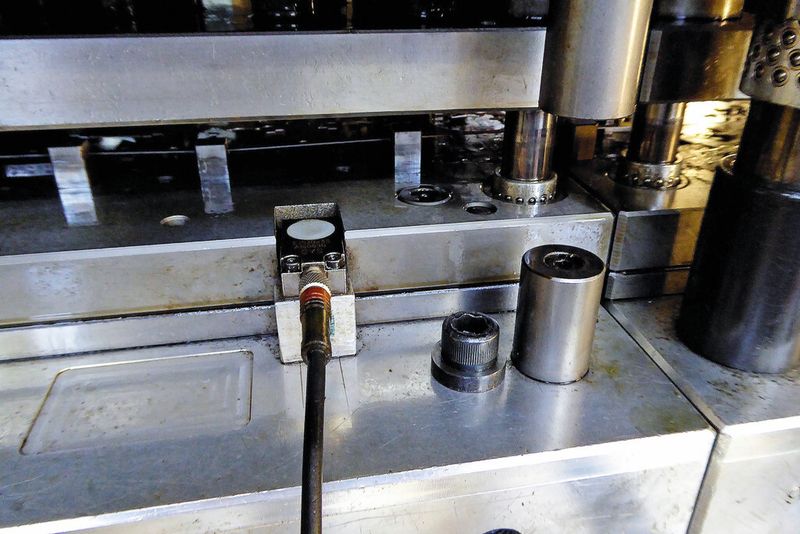 In diesem Bild sieht man einen klassischen analogen Nährungssensor (Wirbelstromsensor) mit Sensorkabel . Er ist durch den versenkten Einbau geschützt. Durch modernste Auswertesoftware werden auch die Überwachungsergebnisse bei den vorhanden Sensoren signifikant gesteigert. (Bild: Kuhn)