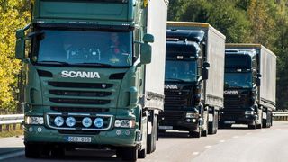 Für den Hafen von Singapur entwickelt Scania ein Platooning-System, mit dem drei Lkw autonom hintereinander fahren. (Scania CV AB)