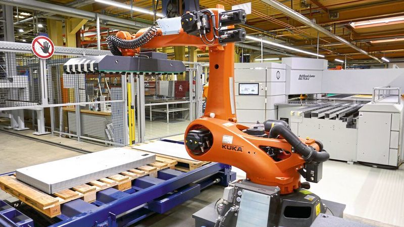 Das Medizintechnik-UnternehmenB Medical Systems setzt in der Produktion auf intelligente Beladeroboter für das Beschicken des Biegezentrums mit Blechen. (RAS)