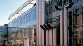 In Basel können Messeanlieferungen durch Logistikunternehmen nur noch nach einem kostenfreien Avis stattfinden.  (Bild: Messe Basel)