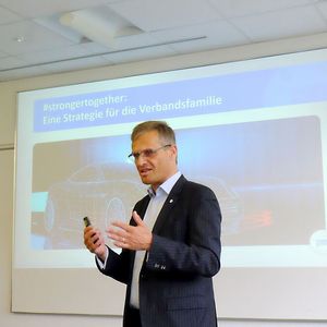 „Gemeinsam sind wir stärker“, sagte ZDK-Hauptgeschäftsführer Dr. Kurt-Christian Scheel und erläuterte bei den Delegierten des Landesverbands Schleswig-Holstein die Bedeutung des Zentralverbands für alle Betriebe des Kraftfahrzeuggewerbes.(Bild:  Zietz – VCG)