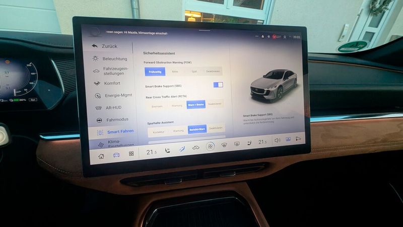 6. Der Verbrauch und die Ladeleistung: Die 68,8 kWh große Lithium-Eisenphosphat (LFP)-Batterie soll eine WLTP-Reichweite von 479 Kilometern ermöglichen. Zumindest bei Elektroauto-freundlichen Temperaturen ist eine Reichweite von rund 400 Kilometern durchaus realistisch. Bei den Testfahrten lag der durchschnittliche Verbrauch bei gut 16 kWh, bei gemütlichen Autobahnfahrten pendelt sich der Stromverbrauch bei rund 20 kWh/100 km ein. Große Unterschiede gibt es bei der Ladeleistung, je nachdem, ob man sich für den kleinen oder den großen Akku entscheidet. Die getestete 68,8-kWh-Batterie lädt mit bis zu 165 kW. Im Idealfall muss man an einer Schnellladesäule weniger als 30 Minuten warten, um den Akku von 10 auf 80 Prozent zu laden. Ein durchaus annehmbarer Wert. Entscheidet man sich für die 80-kWh-Batterie, ist deutlich mehr Geduld gefragt: Wegen der maximal möglichen Ladeleistung von nur 90 kW muss man dann für den gleichen Vorgang stolze 47 Minuten veranschlagen. (Bild: Mauritz – VCG)
