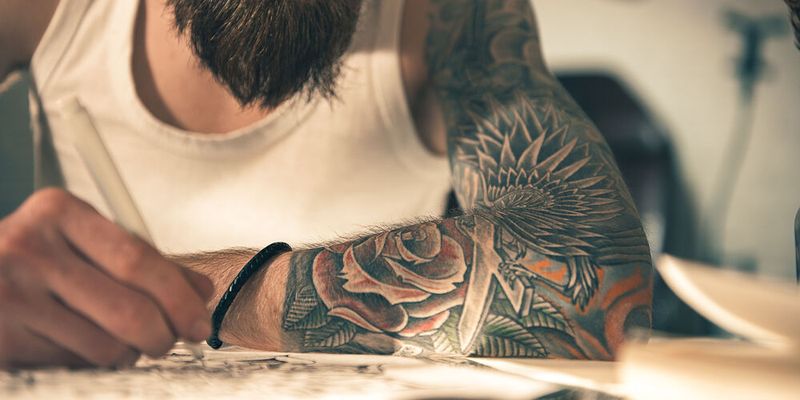 In Deutschland sind 17 Prozent der Bevölkerung tätowiert - Tendenz steigend.(Bild:  Yakobchuk Olena - stock.adobe.com)