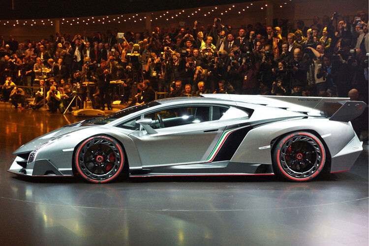 Aggressives Rasierklingendesign: Vom Prototypen Lamborghini Veneno sollen nur drei  Exemplare zum Stückpreis von rund drei Millionen Euro gebaut werden. Der Super-Bolide wir von einem 750 PS starken 6,5-Liter-Zwölfzylinder befeuert. (Foto: sp-x)