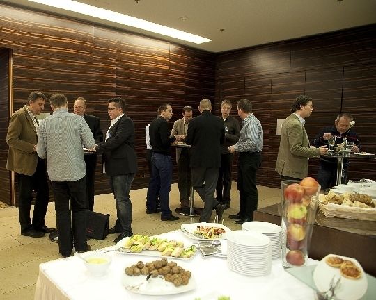 ... und genossen nach den Vorträgen die Gespräche und Gelegenheit zum Netzwerken. (Archiv: Vogel Business Media)