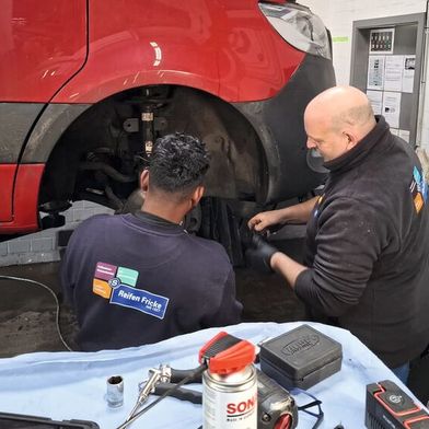 In der Werkstatt ist der Fachkräftmangel schon heute akut. Kfz-Mechatroniker aus Indien sind ein möglicher Lösungsansatz. (Bild: Seegees)