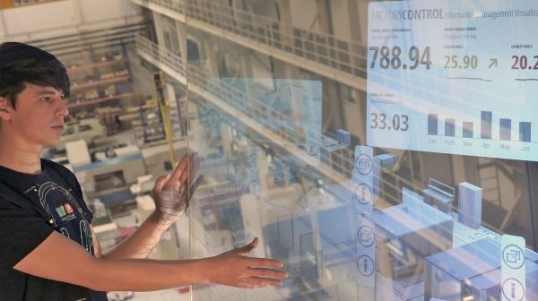 In der gläsernen Leitzentrale fließen die Daten über alle benötigten Ressourcen sowie Maschinen- und Prozessdaten auf Fabrikebene zusammen. (Bild: Ines Escherich/ Fraunhofer-IWU)