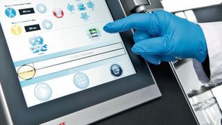 Die Bedienung der Beschichtungsanlage erfolgt über ein Multitouch-Panel. (Shyre Ltd.)