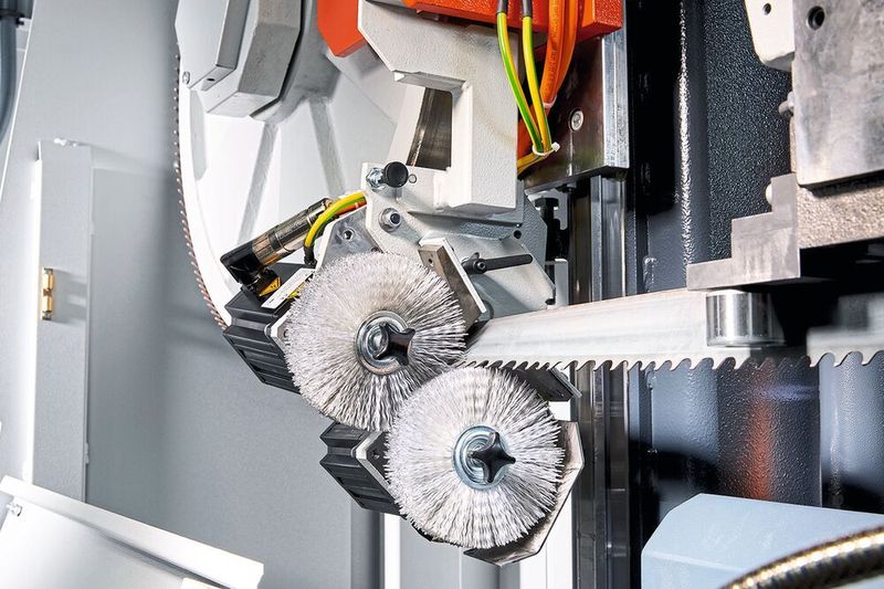 Die Bürsten der neuen Doppel-Sägebandreinigung halten das Sägeblatt sauber, erhöhen die Qualität beim Sägen und steigern die Lebensdauer des Werkzeugs. (Kasto)