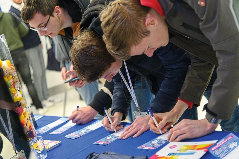 Am Empfang wurden emsig Gewinnspielzettel und Newsletteranmeldungen ausgefüllt.     Infos zu den kommenden LAB-SUPPLY-Messen finden Sie auf www.lab-supply.info (Bild: Stefan Stark)