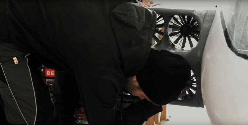 Wenn die Flügelklappen waagerecht sind, wie hier, wird der gesamte Auftrieb, der den Lilium Jet in der Luft hält, von der über die Flügel streichende Luft erzeugt – wie bei einem herkömmlichen Flugzeug.  (Lilium)