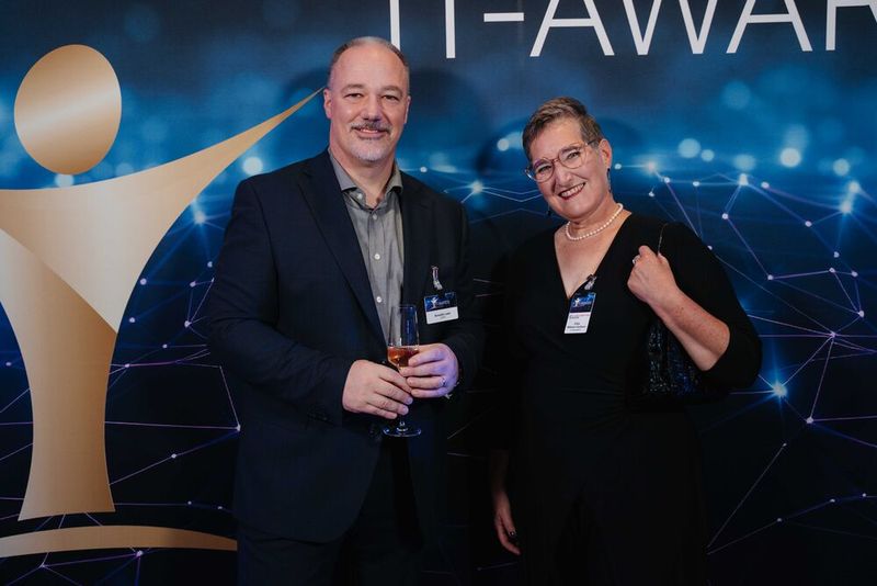 Benedikt  Leder von DATEV und Elke Witmer-Goßner, Chefredakteurin von CloudComputing-Insider. (Bild: Manuel Emme Fotografie)