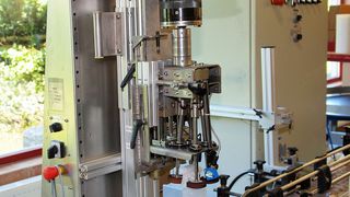 Der patentierte Schraubkappenverschließer von David Fuchs, hier mit demontierter Schutzhaube abgebildet, verschraubt Pumpsprühköpfe. (Bild: ACE Stoßdämpfer, Metallatelier David Fuchs)