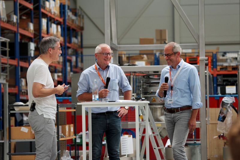 Peter Manke, Geschäftsführer und Miteigentümer Ystral, und Dominik Seeger, Senior Vice President Sales, im Gespräch mit Moderator Florian Städtler (Bild: Ystral)