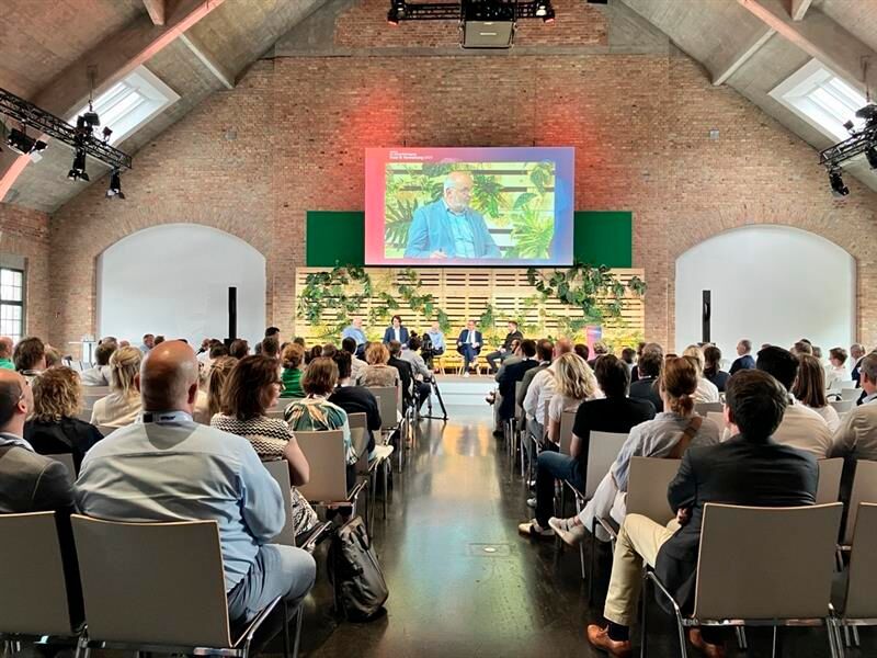 Im großen Saal auf der Hauptbühne ... (Bild: Serina Sonsalla / Vogel IT-Medien)