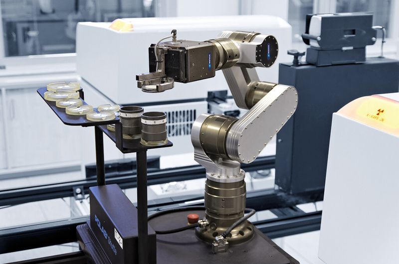 Bild 5: Sind die Proben analysefein aufbereitet, werden sie zu Presstabletten verarbeitet. Im letzten Schritt werden diese Presslinge analysiert. (Bild: Schunk)
