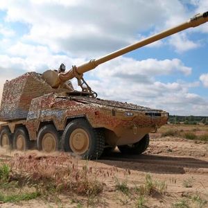 Hier sieht man einen GTK Boxer mit der langen Version der Panzerhaubitze 2000 ausgerüstet.(Bild:  KMW)