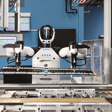Der Aeon-Roboter von Hexagon kommt während des Tests und später in der Pilotphase  in der Montage von Hochvoltbatterien und in der Komponentenfertigung zum Einsatz. (Bild: BMW Group)