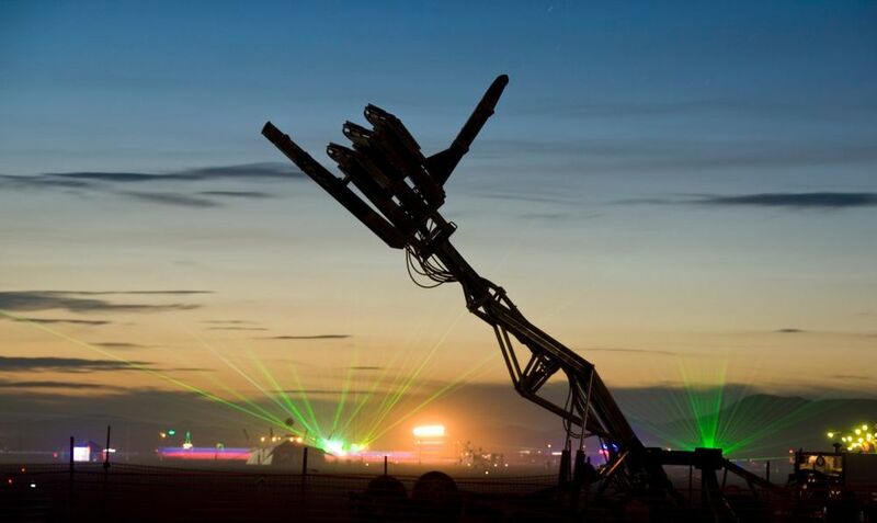 Der amerikanische Robotik-Künstler Christian Ristow präsentierte bereits beim Burning Man  seine riesige, hydraulisch betriebene Roboterhand. (Christian Ristow)