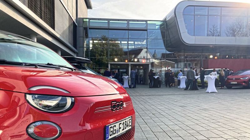 Im Außenbereich war Platz zum Networken in den Pausen – und die Chance gegeben, das eine oder andere neue Auto zu begutachten. (Bild: Rehberg / VCG)