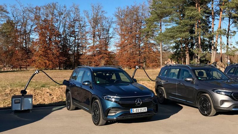 Bei der Präsentation lud Mercedes die Testautos aus mobilen Energiespeichern nach. An der Schnellladesäule verkraftet der EQB bis zu 100 kW. (Rosenow/»kfz-betrieb«)
