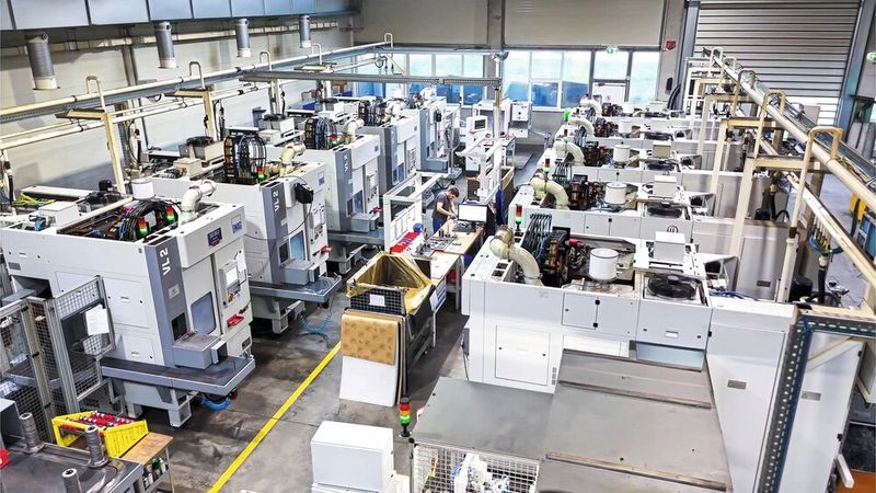View of the production hall with various Emag machining centers, featuring a total of 43 spindles in VL 2, VL 3, and VL 5 configurations. (Image:Emag)